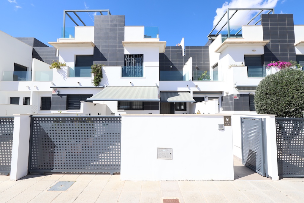 CASA A SCHIERA A TORRE DE LA HORADADA CON SOLARIUM, VISTA SUL MARE E PISCINA COMUNE