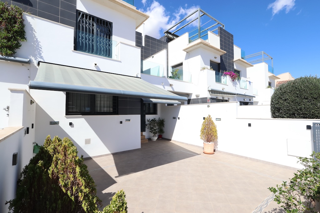 CASA A SCHIERA A TORRE DE LA HORADADA CON SOLARIUM, VISTA SUL MARE E PISCINA COMUNE