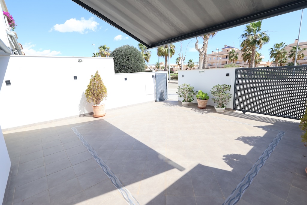 CASA A SCHIERA A TORRE DE LA HORADADA CON SOLARIUM, VISTA SUL MARE E PISCINA COMUNE
