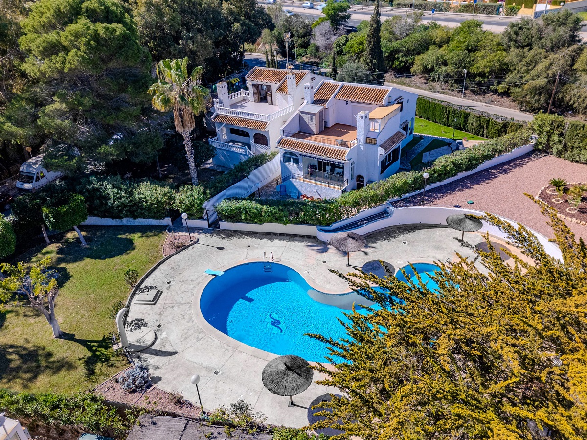 PLAYA FLAMENCA 独立别墅：带 3 个露台、私人花园和公共游泳池