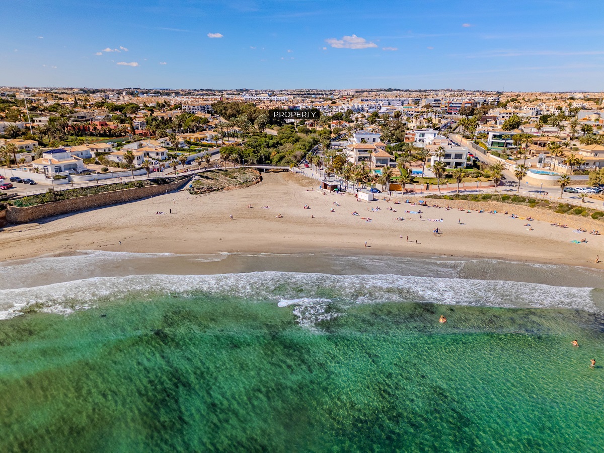 PLAYA FLAMENCA 独立别墅：带 3 个露台、私人花园和公共游泳池