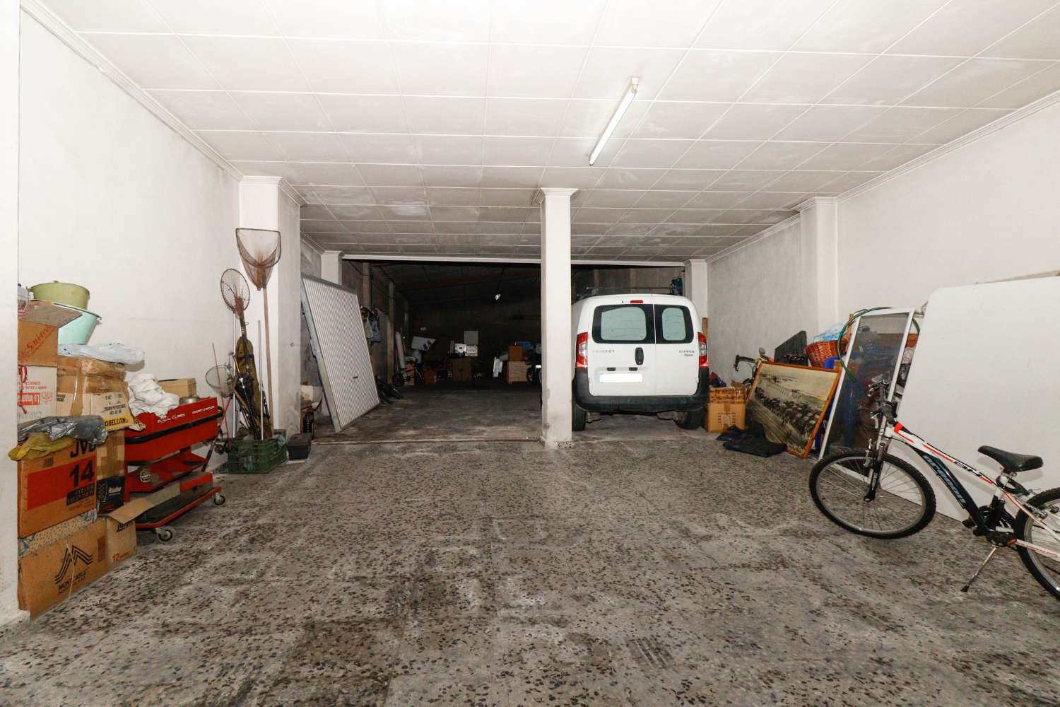 COMMERCIAL PREMISES IN THE CENTRE OF TORREVIEJA – SPACIOUS AND WELL LOCATED