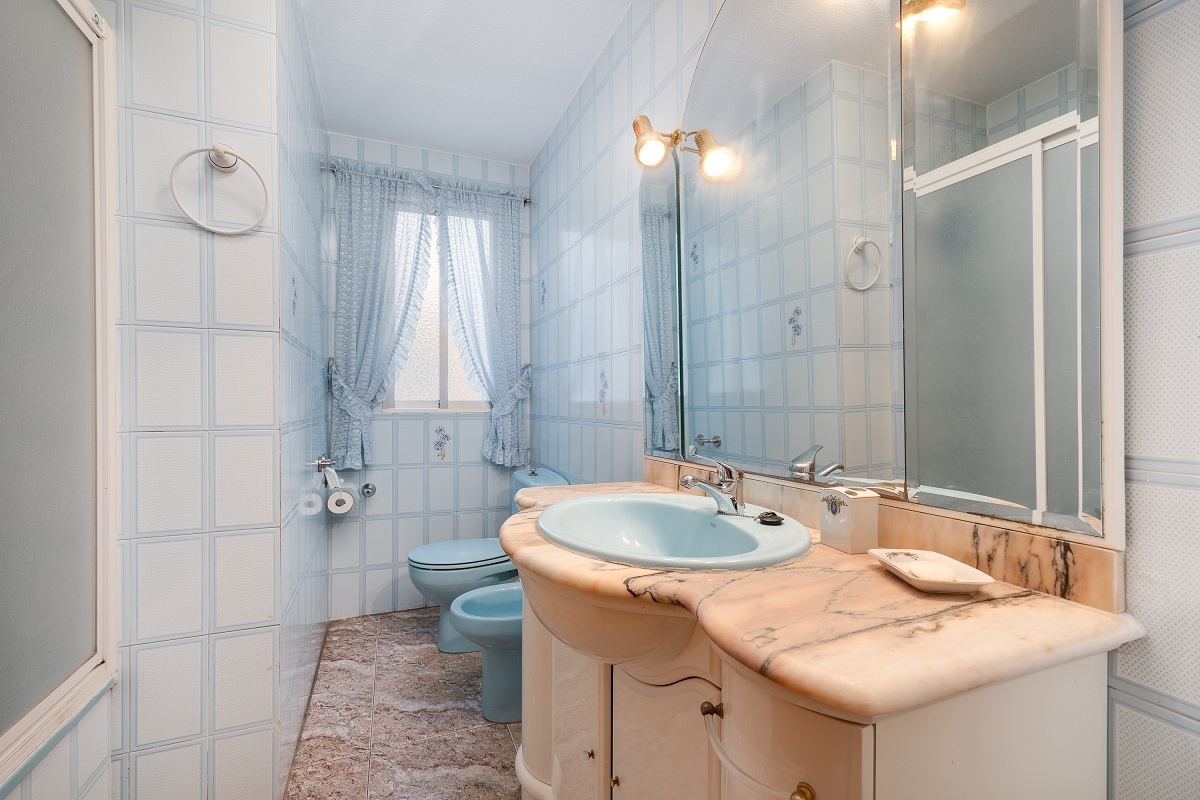 ESPACIOSO Y LUMINOSO APARTAMENTO EN GUARDAMAR – A PASOS DE LA PLAYA