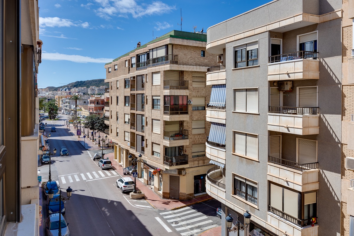 ESPACIOSO Y LUMINOSO APARTAMENTO EN GUARDAMAR – A PASOS DE LA PLAYA