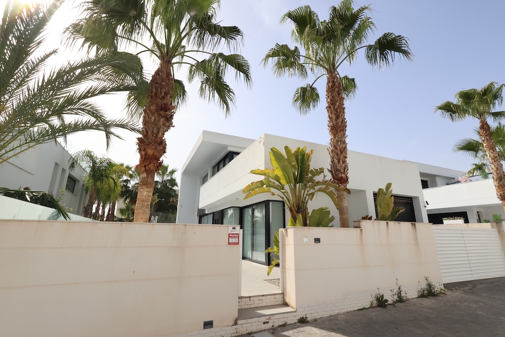 ESCLUSIVA VILLA DI DESIGN A CIUDAD QUESADA – RESIDENCIAL LAGUNA VILLAS II