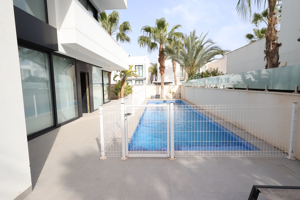 ESCLUSIVA VILLA DI DESIGN A CIUDAD QUESADA – RESIDENCIAL LAGUNA VILLAS II