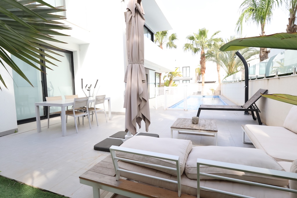 ESCLUSIVA VILLA DI DESIGN A CIUDAD QUESADA – RESIDENCIAL LAGUNA VILLAS II