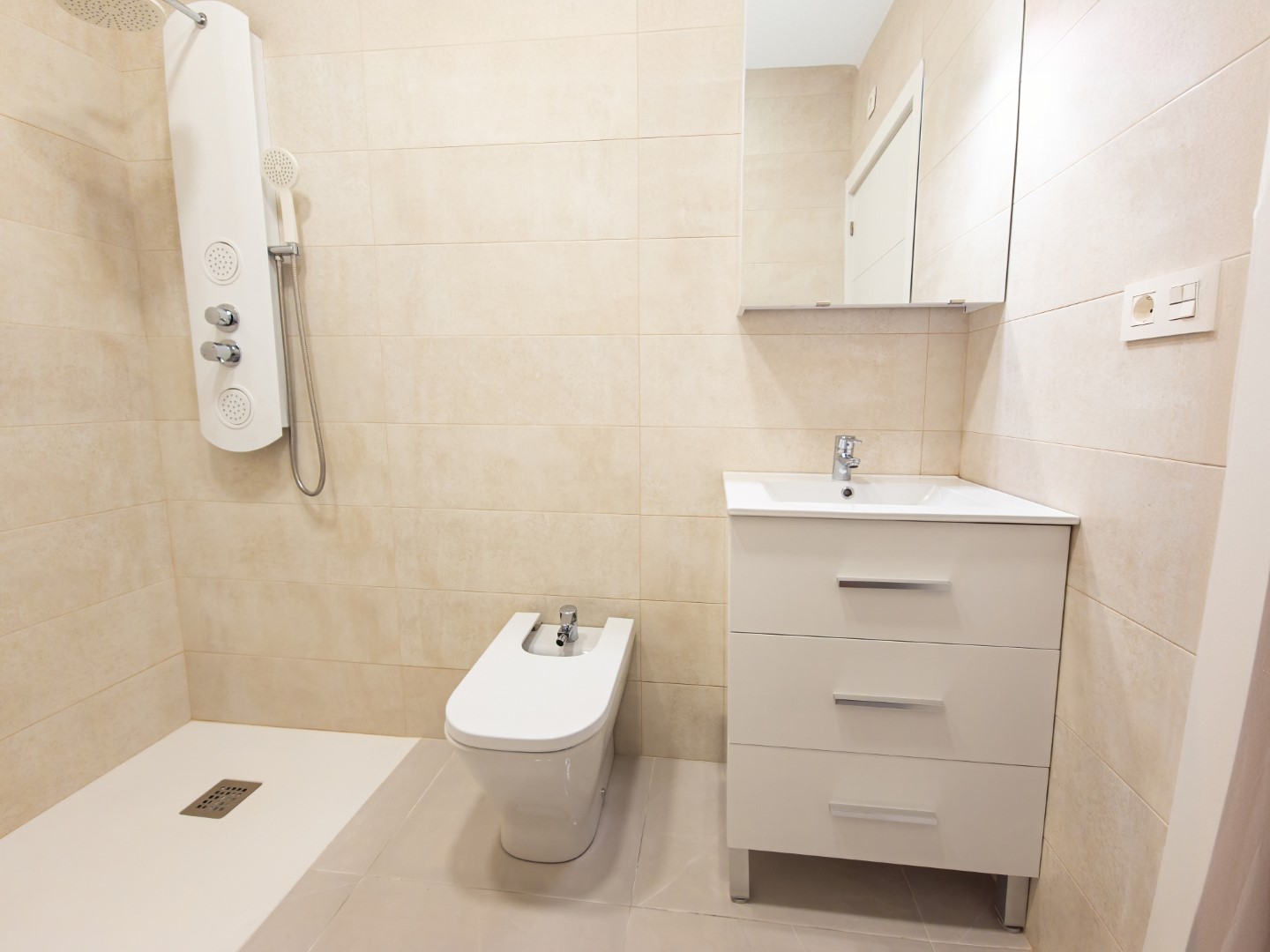 APARTAMENTO REFORMADO CON LICENCIA TURÍSTICA – A 200M DE LA PLAYA