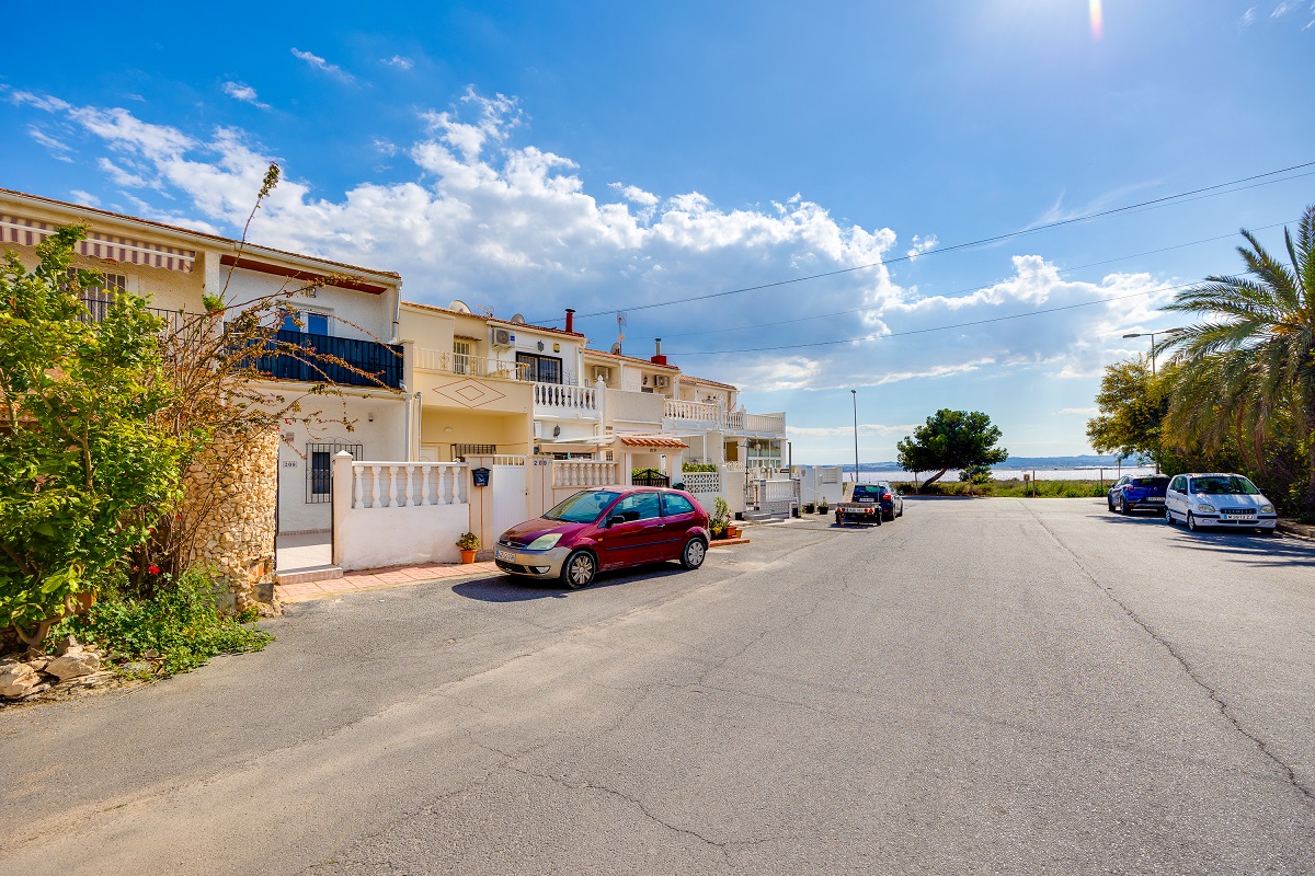 CHARMING DUPLEX WITH PRIVATE SOLARIUM IN TORREVIEJA