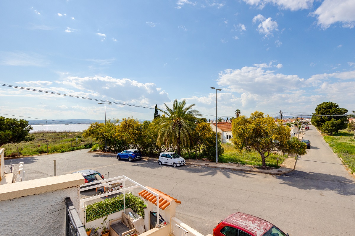 CHARMING DUPLEX WITH PRIVATE SOLARIUM IN TORREVIEJA