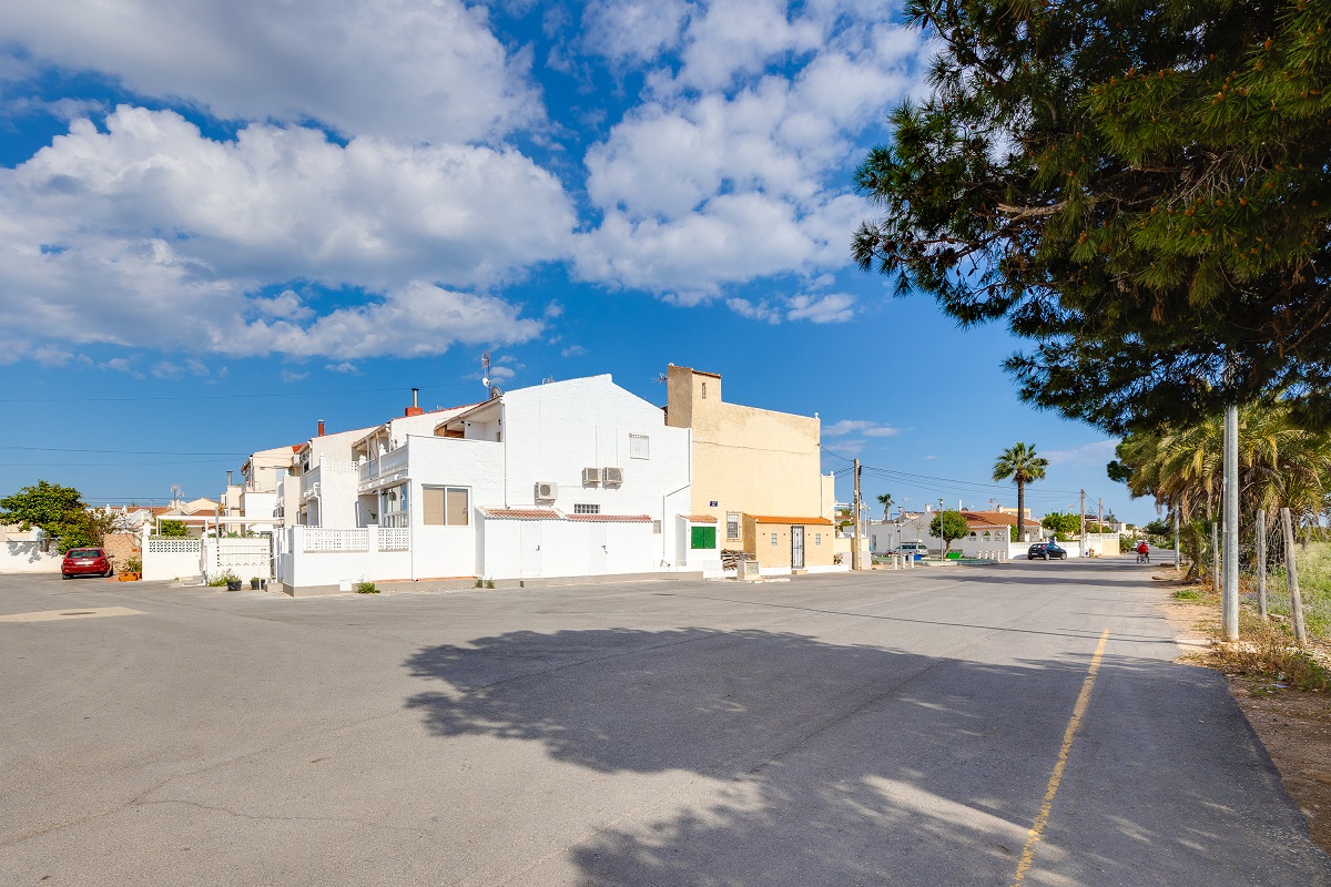 CHARMING DUPLEX WITH PRIVATE SOLARIUM IN TORREVIEJA