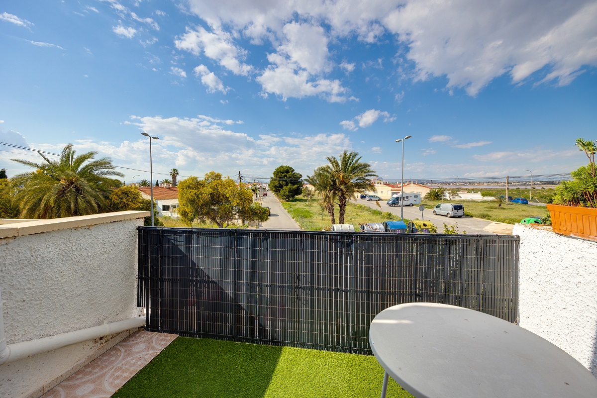 CHARMING DUPLEX WITH PRIVATE SOLARIUM IN TORREVIEJA