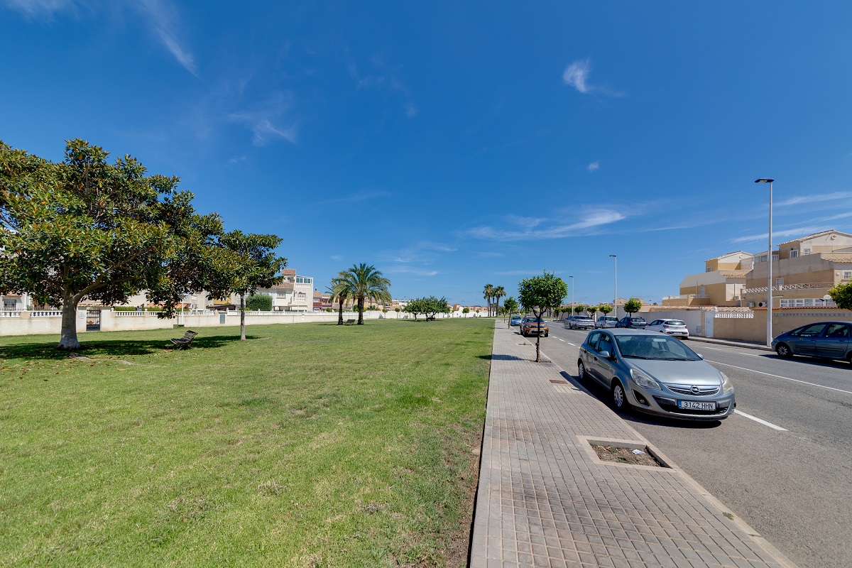 CHARMING DUPLEX WITH PRIVATE SOLARIUM IN TORREVIEJA