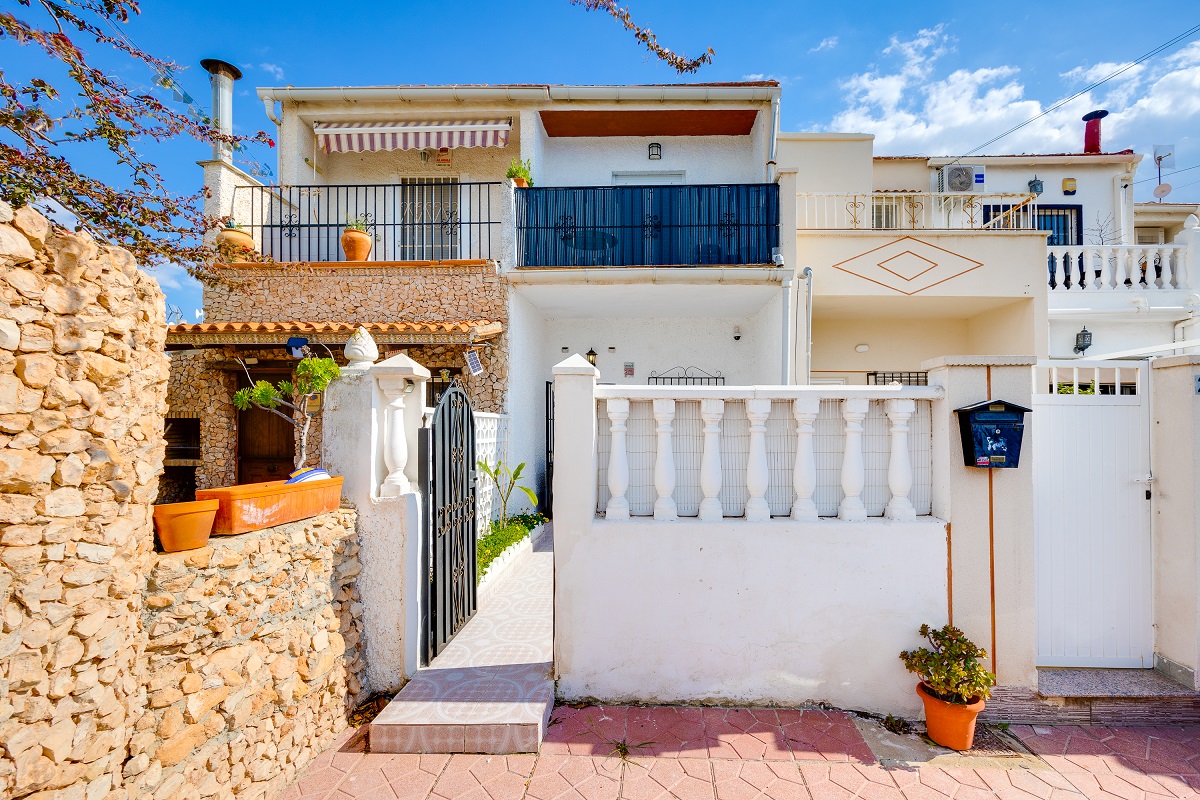 CHARMING DUPLEX WITH PRIVATE SOLARIUM IN TORREVIEJA