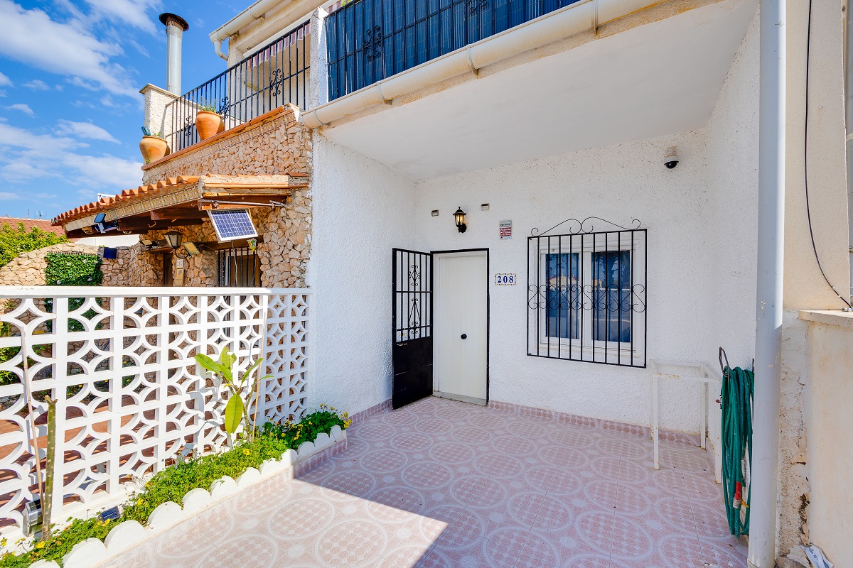 CHARMING DUPLEX WITH PRIVATE SOLARIUM IN TORREVIEJA