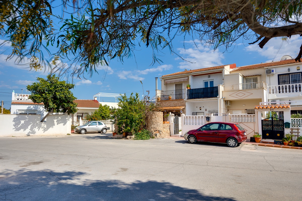 CHARMING DUPLEX WITH PRIVATE SOLARIUM IN TORREVIEJA