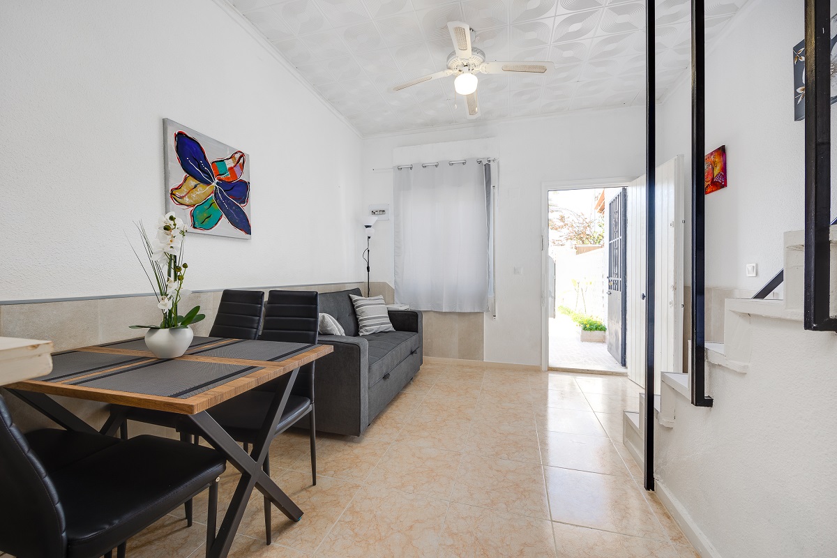 CHARMING DUPLEX WITH PRIVATE SOLARIUM IN TORREVIEJA