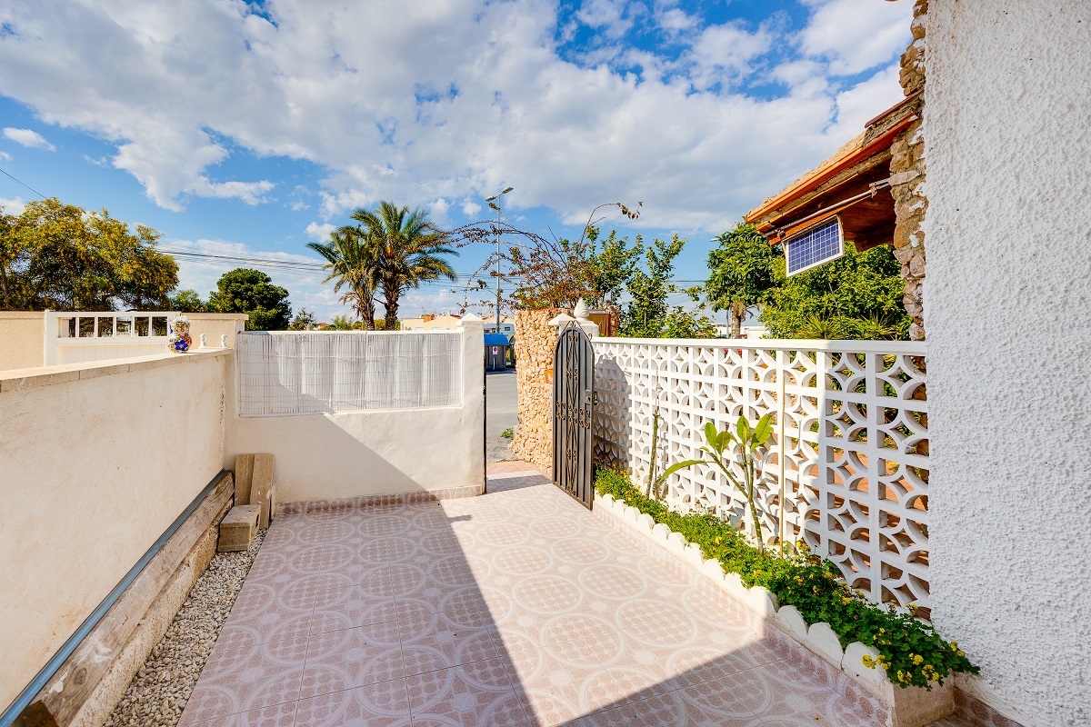 CHARMING DUPLEX WITH PRIVATE SOLARIUM IN TORREVIEJA