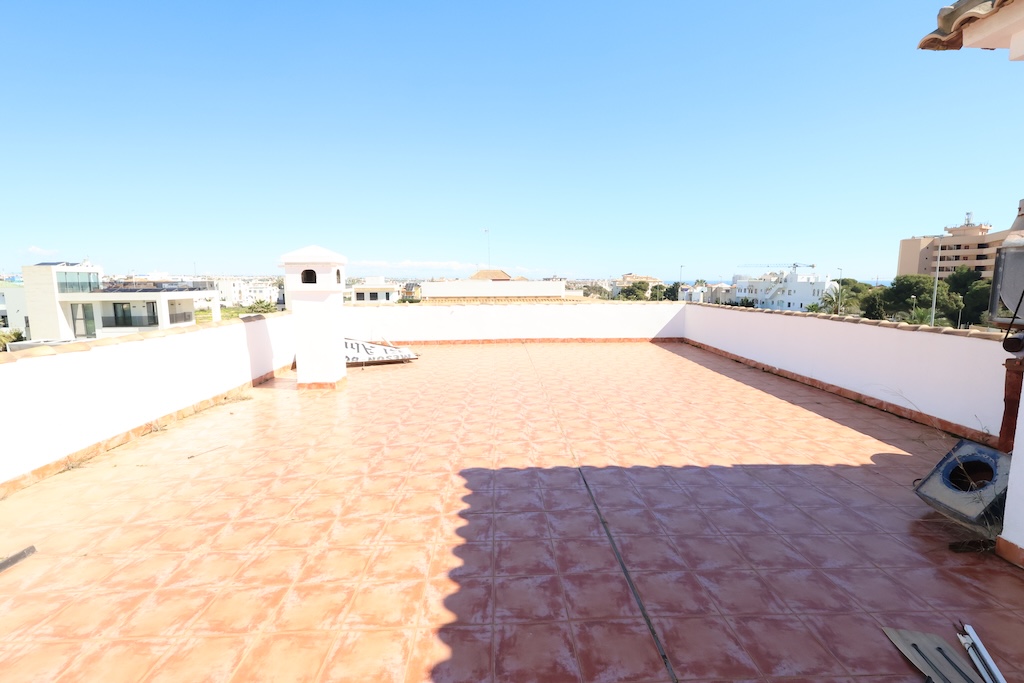 UNIQUE OPPORTUNITY IN LA ZENIA: PROPERTY WITH BUSINESS AND LARGE PLOT