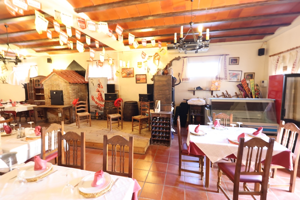 UNIQUE OPPORTUNITY IN LA ZENIA: PROPERTY WITH BUSINESS AND LARGE PLOT