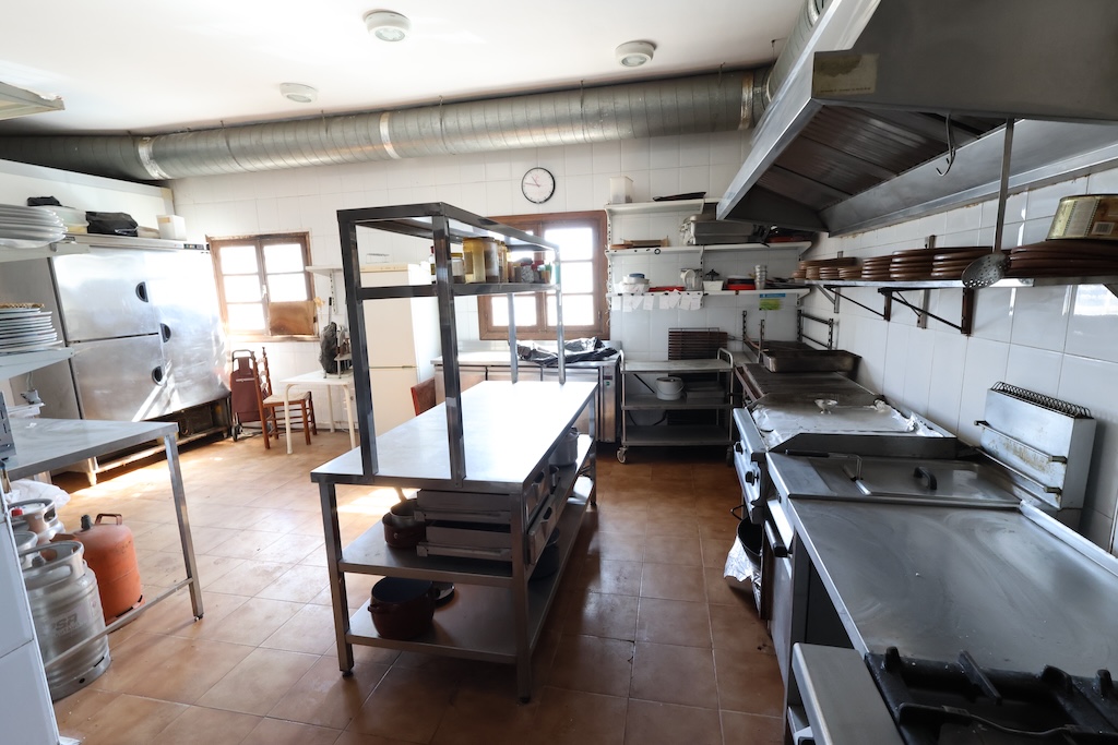 UNIQUE OPPORTUNITY IN LA ZENIA: PROPERTY WITH BUSINESS AND LARGE PLOT