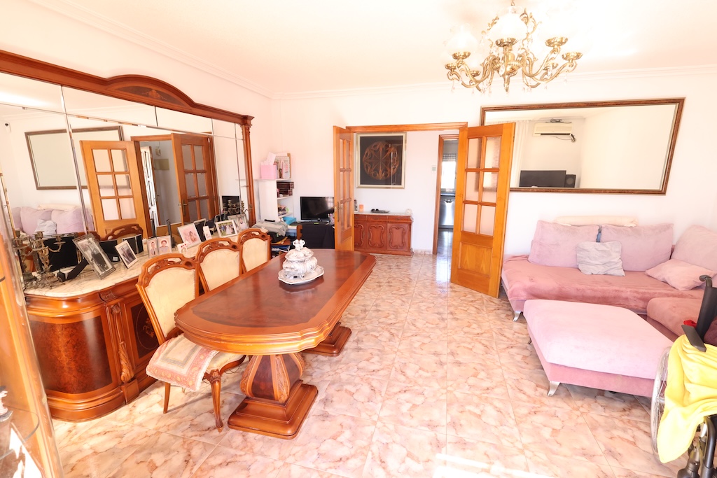 UNIQUE OPPORTUNITY IN LA ZENIA: PROPERTY WITH BUSINESS AND LARGE PLOT