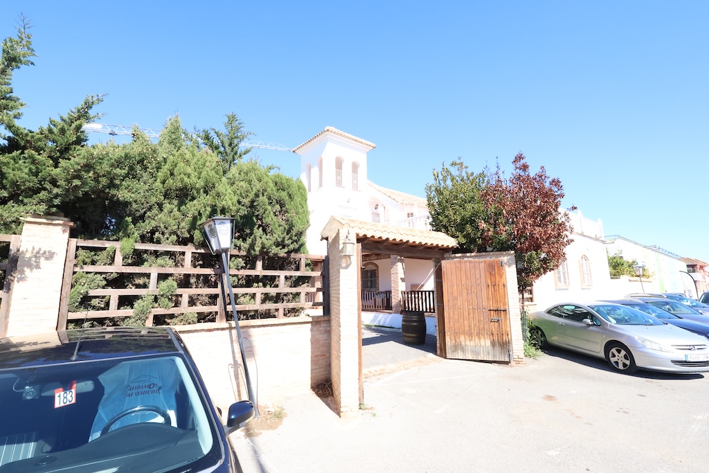 UNIQUE OPPORTUNITY IN LA ZENIA: PROPERTY WITH BUSINESS AND LARGE PLOT