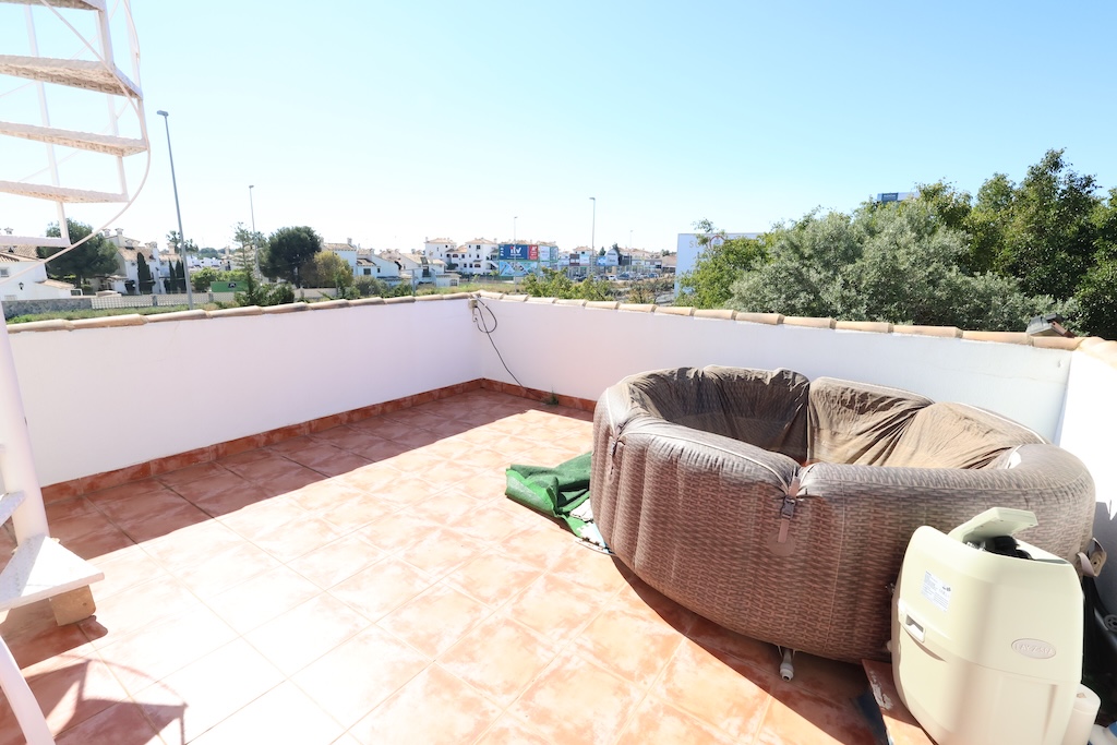 UNIQUE OPPORTUNITY IN LA ZENIA: PROPERTY WITH BUSINESS AND LARGE PLOT
