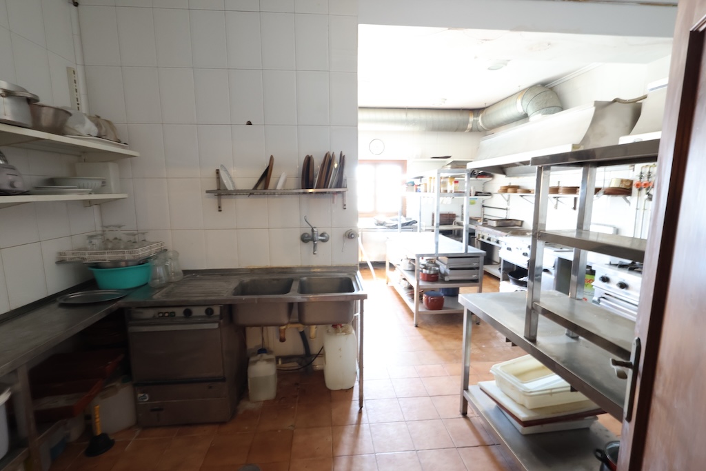 UNIQUE OPPORTUNITY IN LA ZENIA: PROPERTY WITH BUSINESS AND LARGE PLOT