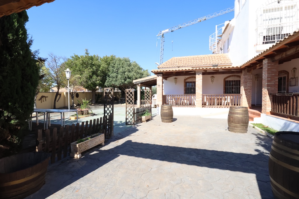 UNIQUE OPPORTUNITY IN LA ZENIA: PROPERTY WITH BUSINESS AND LARGE PLOT
