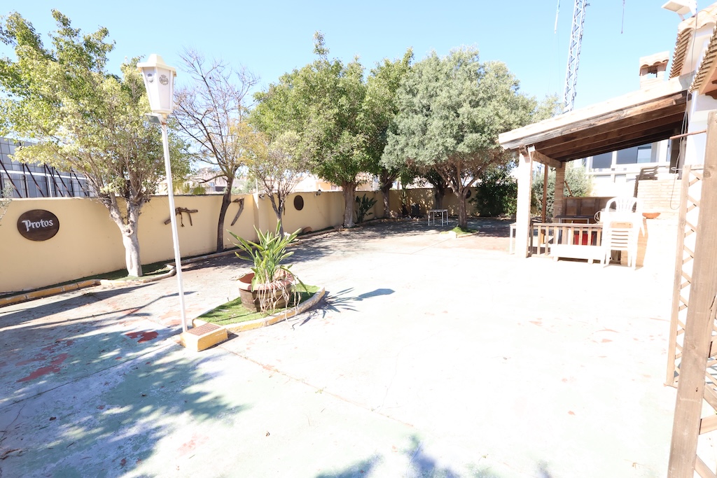 UNIQUE OPPORTUNITY IN LA ZENIA: PROPERTY WITH BUSINESS AND LARGE PLOT