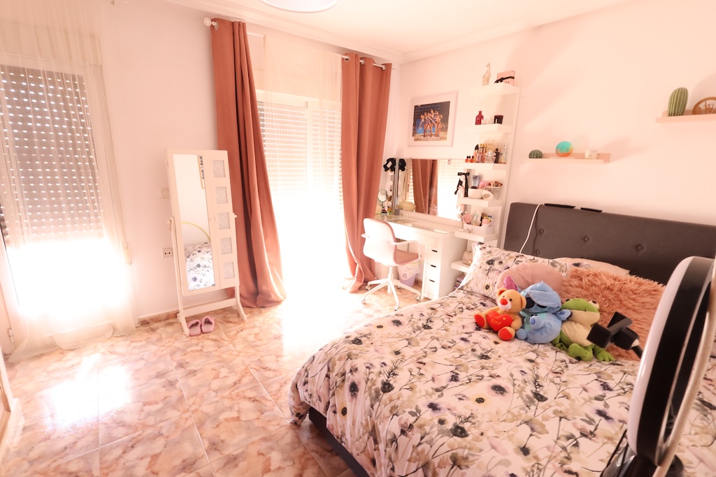 UNIQUE OPPORTUNITY IN LA ZENIA: PROPERTY WITH BUSINESS AND LARGE PLOT