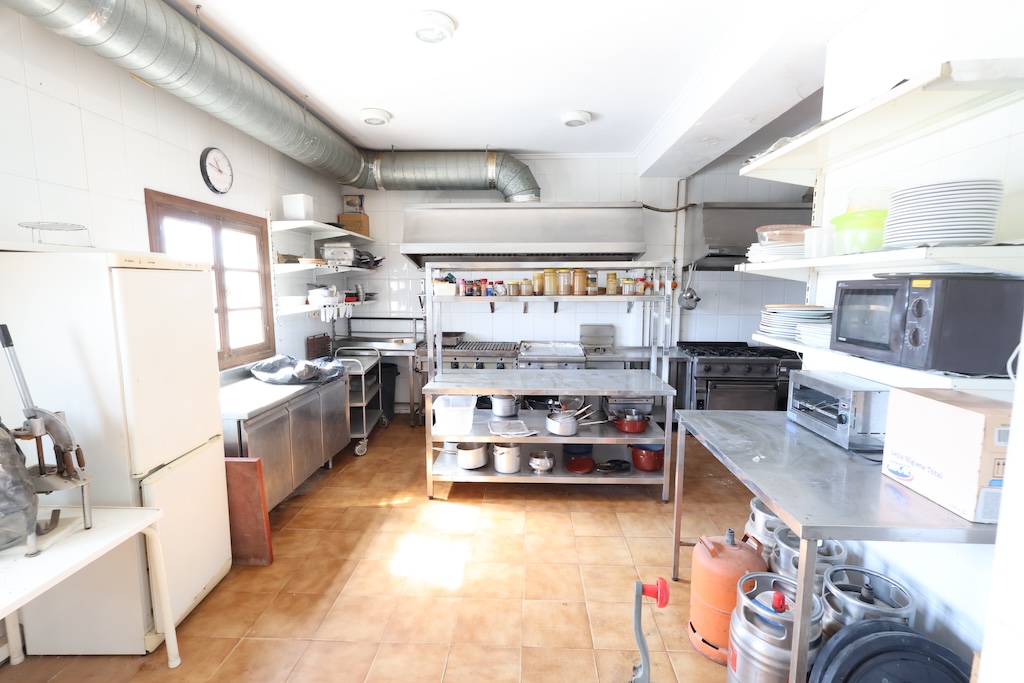 UNIQUE OPPORTUNITY IN LA ZENIA: PROPERTY WITH BUSINESS AND LARGE PLOT