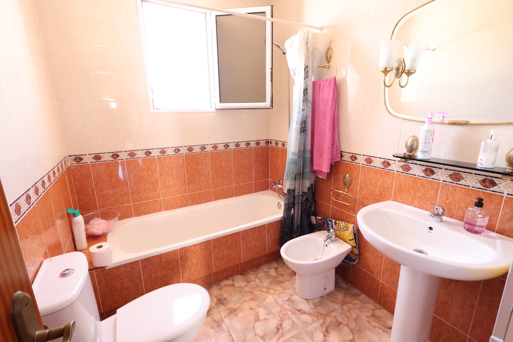 UNIQUE OPPORTUNITY IN LA ZENIA: PROPERTY WITH BUSINESS AND LARGE PLOT