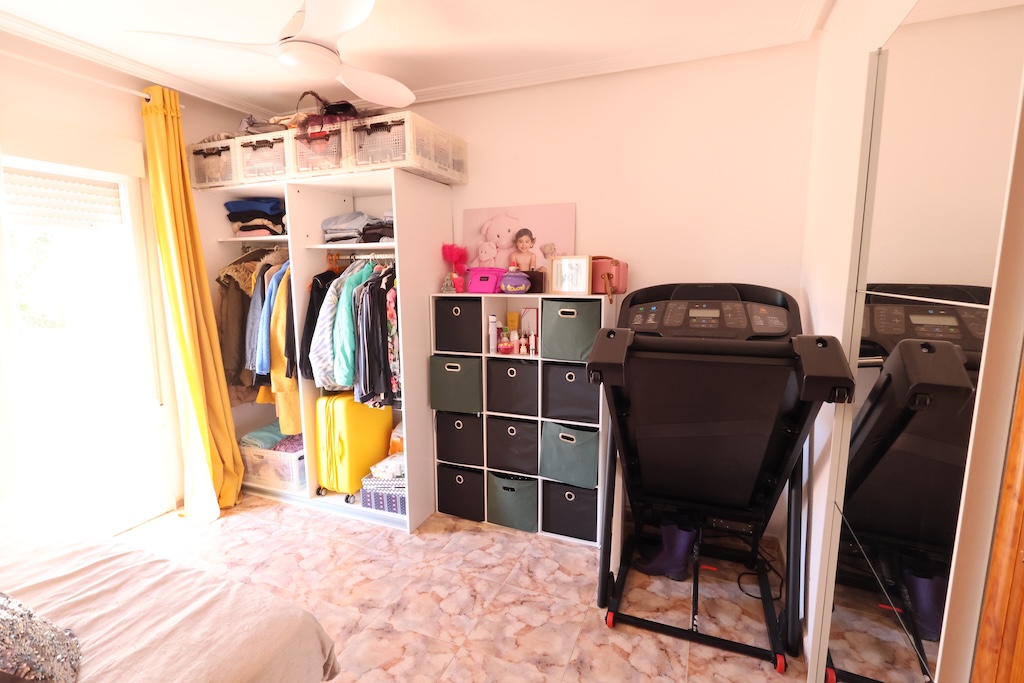 UNIQUE OPPORTUNITY IN LA ZENIA: PROPERTY WITH BUSINESS AND LARGE PLOT