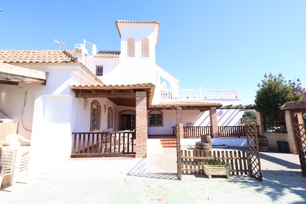 UNIQUE OPPORTUNITY IN LA ZENIA: PROPERTY WITH BUSINESS AND LARGE PLOT