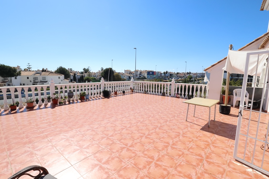 UNIQUE OPPORTUNITY IN LA ZENIA: PROPERTY WITH BUSINESS AND LARGE PLOT