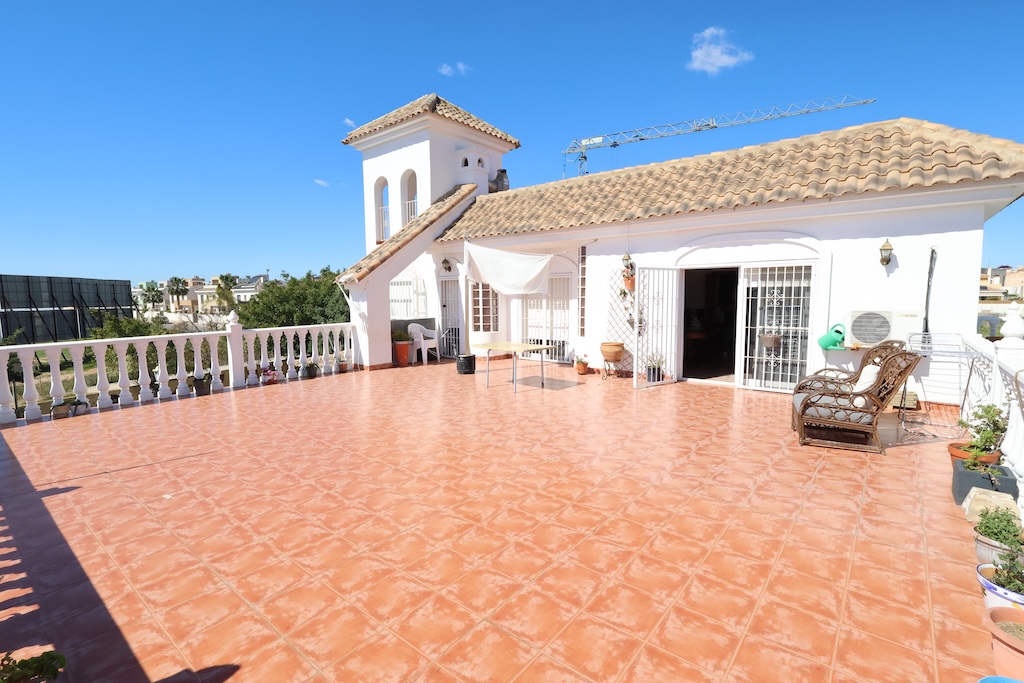 UNIQUE OPPORTUNITY IN LA ZENIA: PROPERTY WITH BUSINESS AND LARGE PLOT
