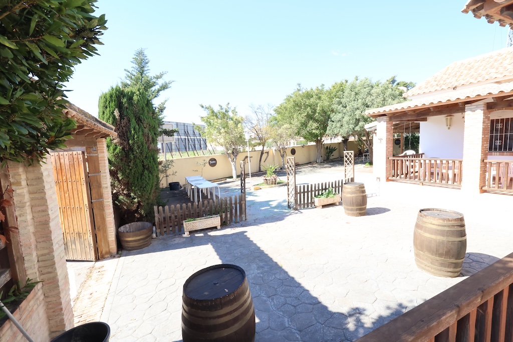 UNIQUE OPPORTUNITY IN LA ZENIA: PROPERTY WITH BUSINESS AND LARGE PLOT