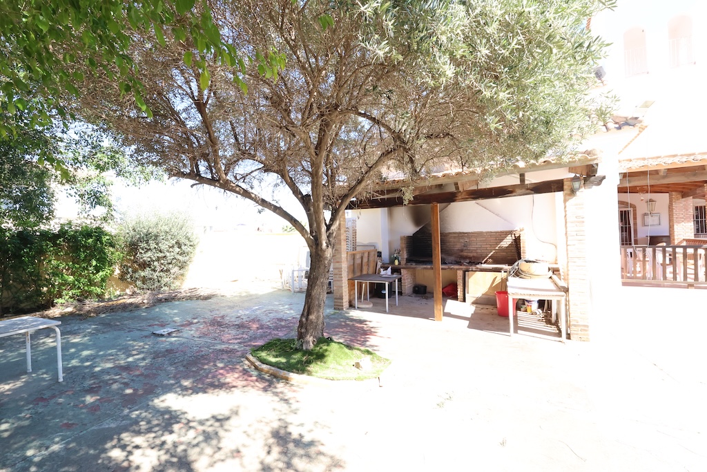 UNIQUE OPPORTUNITY IN LA ZENIA: PROPERTY WITH BUSINESS AND LARGE PLOT