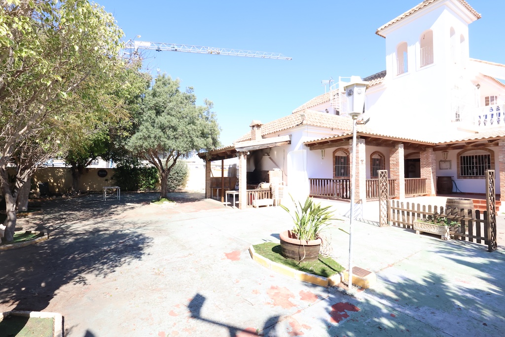UNIQUE OPPORTUNITY IN LA ZENIA: PROPERTY WITH BUSINESS AND LARGE PLOT