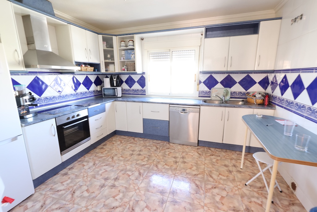 UNIQUE OPPORTUNITY IN LA ZENIA: PROPERTY WITH BUSINESS AND LARGE PLOT