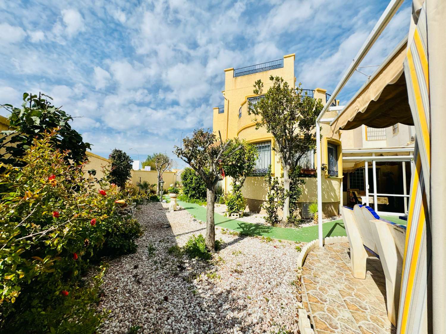 VILLA D’ANGLE INDIVIDUELLE AVEC GRAND TERRAIN À ORIHUELA COSTA