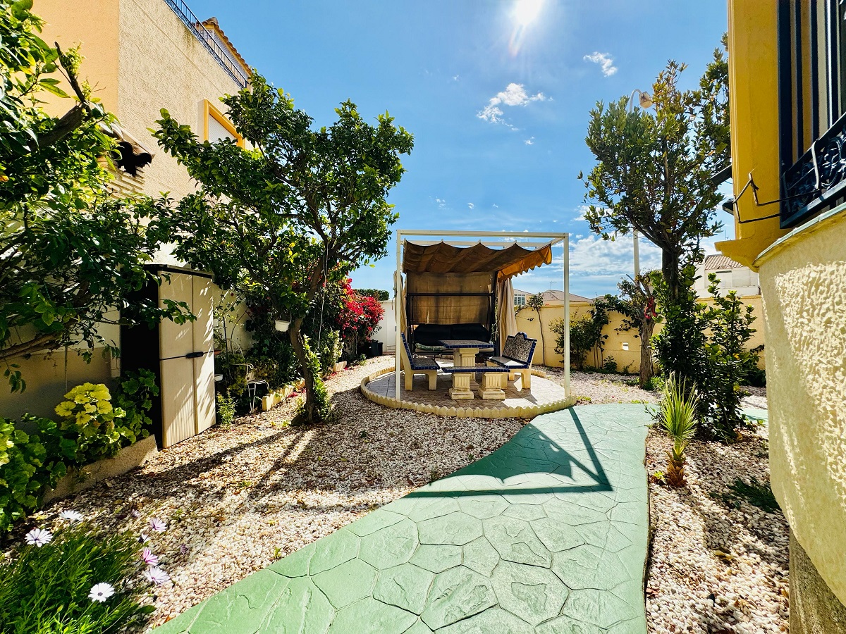 VILLA D’ANGLE INDIVIDUELLE AVEC GRAND TERRAIN À ORIHUELA COSTA