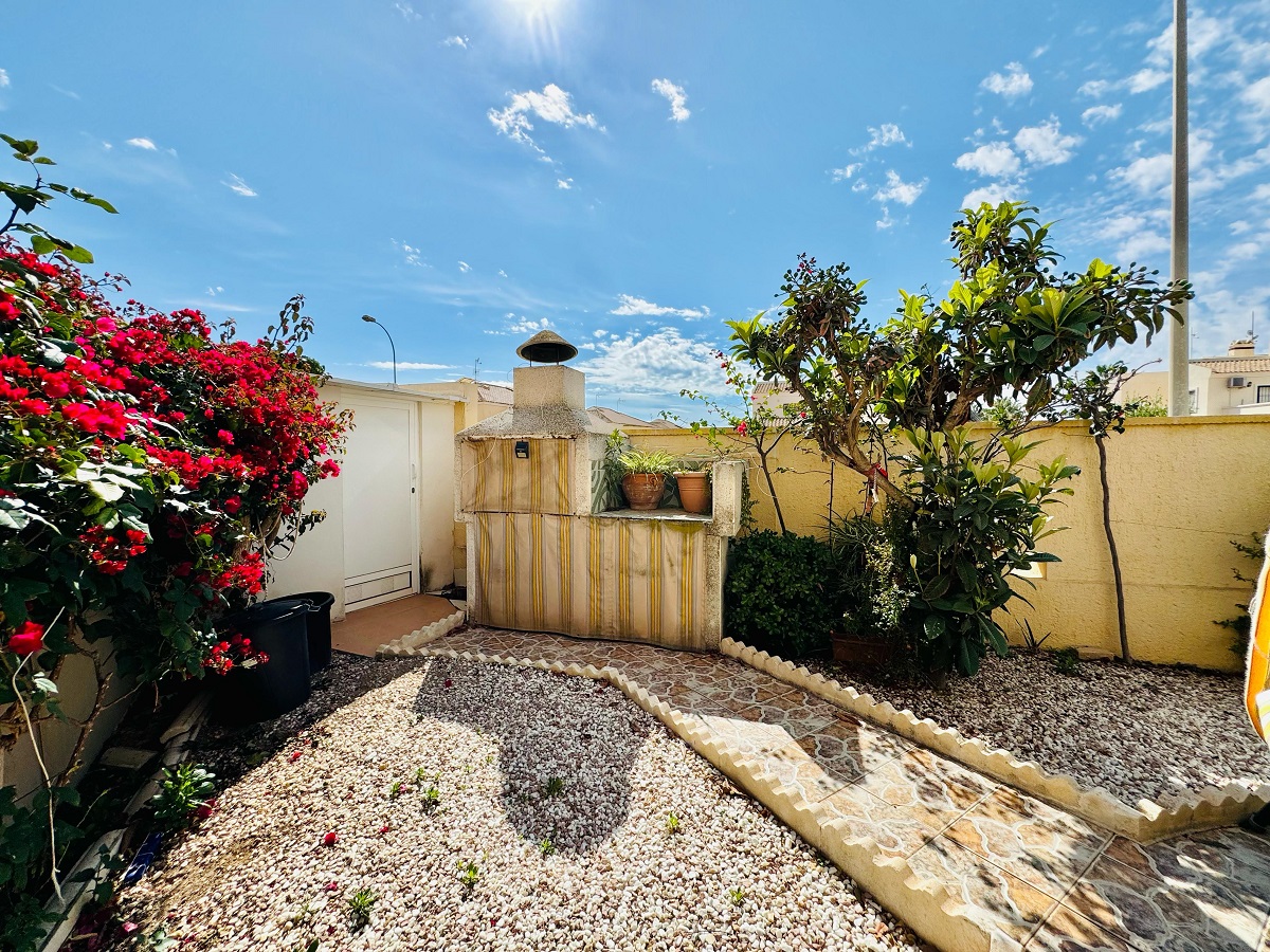 VILLA D’ANGLE INDIVIDUELLE AVEC GRAND TERRAIN À ORIHUELA COSTA