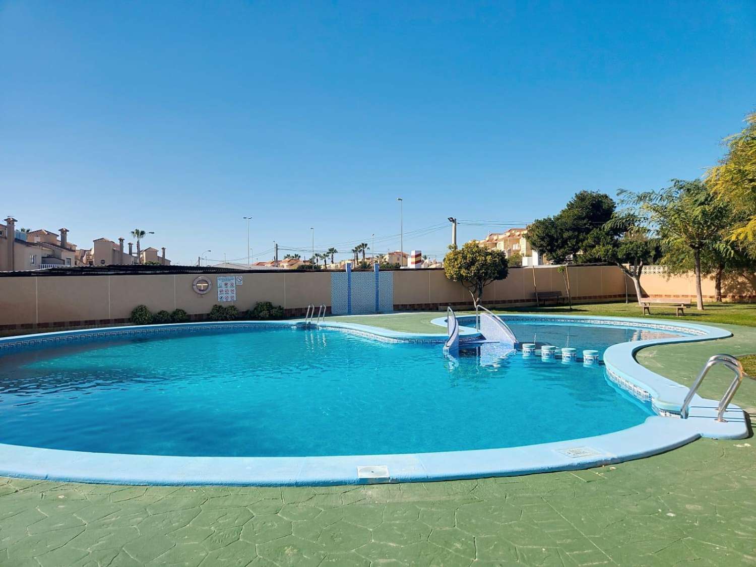 VILLA D’ANGLE INDIVIDUELLE AVEC GRAND TERRAIN À ORIHUELA COSTA