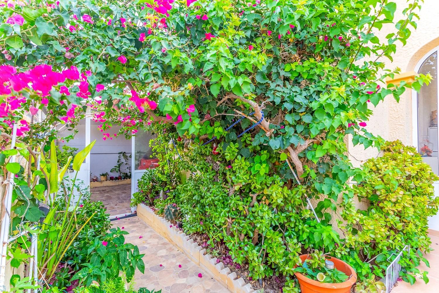 VILLA D’ANGLE INDIVIDUELLE AVEC GRAND TERRAIN À ORIHUELA COSTA