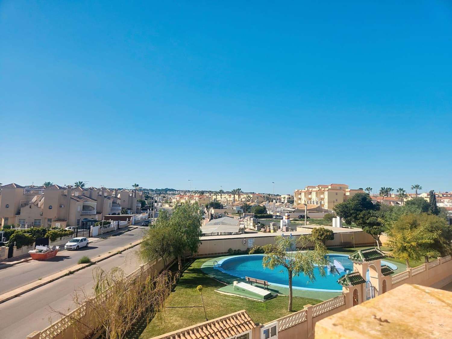VILLA D’ANGLE INDIVIDUELLE AVEC GRAND TERRAIN À ORIHUELA COSTA