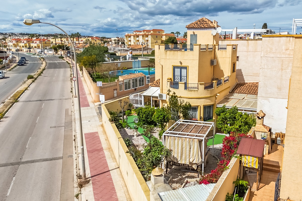 VILLA D’ANGLE INDIVIDUELLE AVEC GRAND TERRAIN À ORIHUELA COSTA