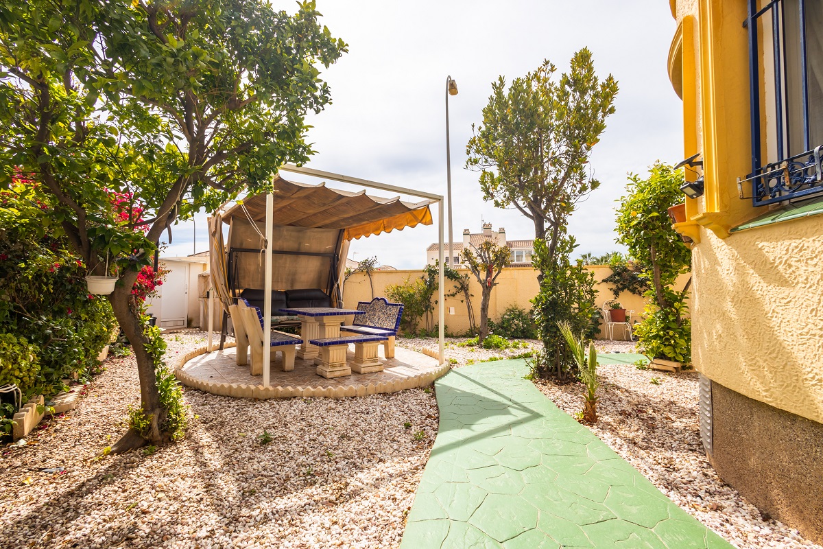 VILLA D’ANGLE INDIVIDUELLE AVEC GRAND TERRAIN À ORIHUELA COSTA